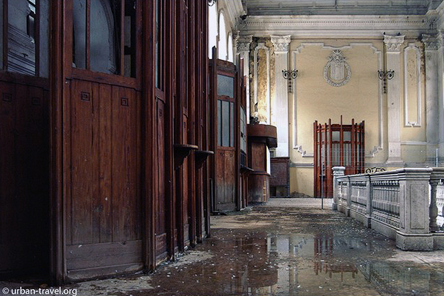 Taquillas en el vestíbulo de la Estación de Canfranc. Urban Travel