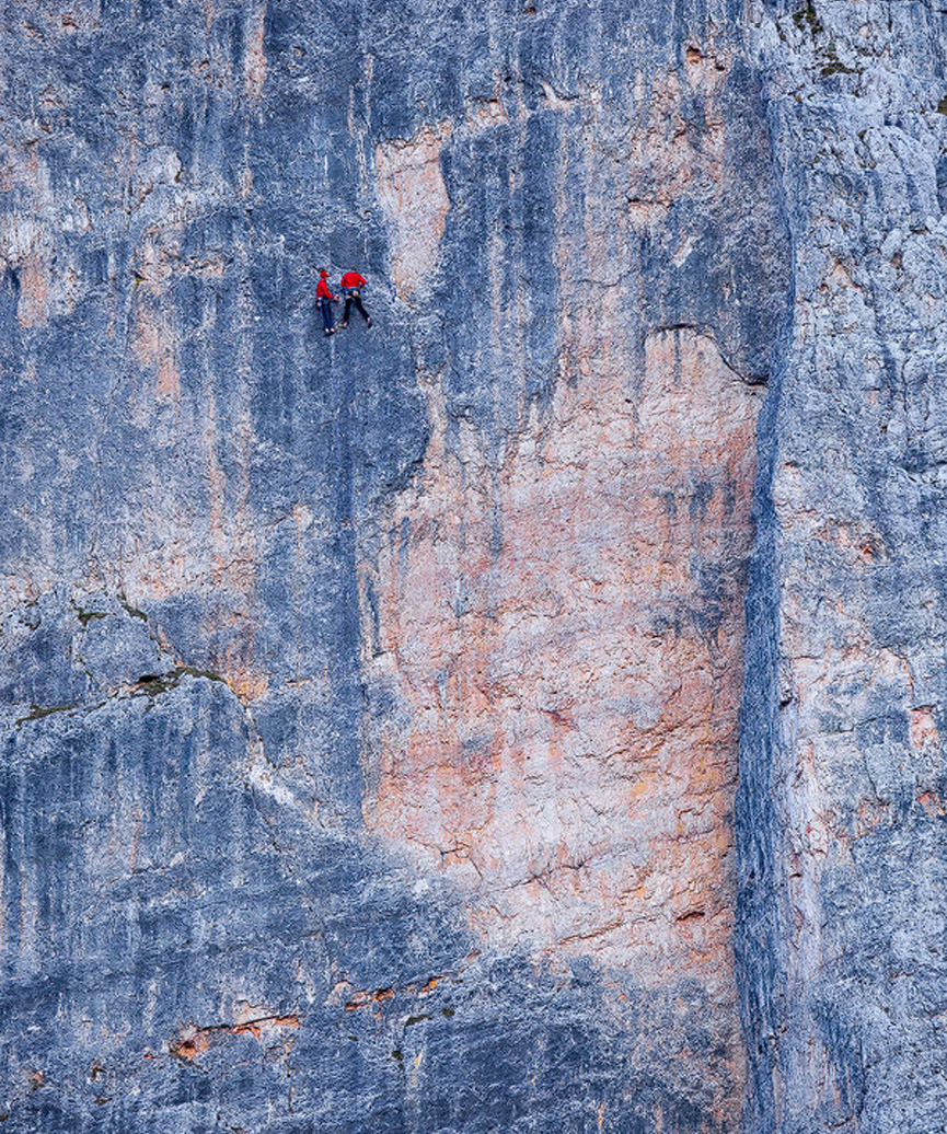Escalando la montaña en las Dolomitas, Italia. Andreas Resch