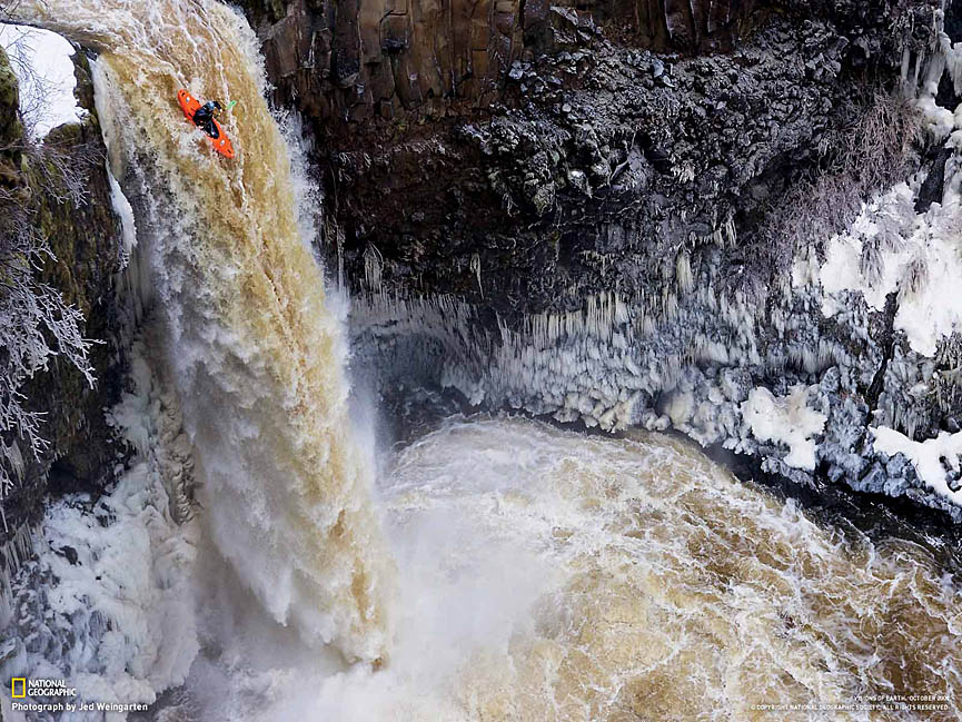 Un piragüista americano se hunde 70 metros en las cataratas del afluente del río Klickitat, Washington. Jed Weingarten