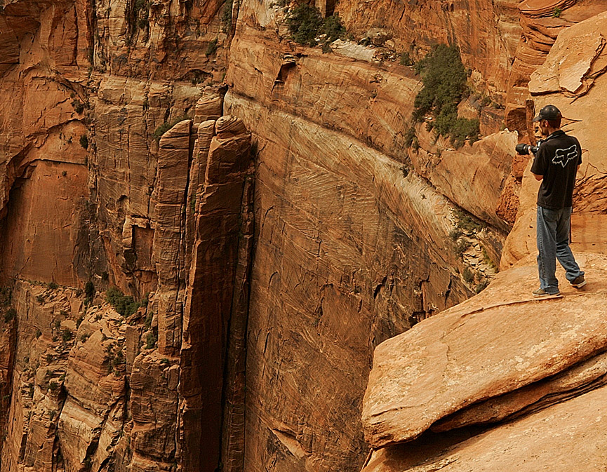 El fotógrafo Josh Sudweeks al borde del abismo. Parque nacional de Zion. Josh Sudweeks