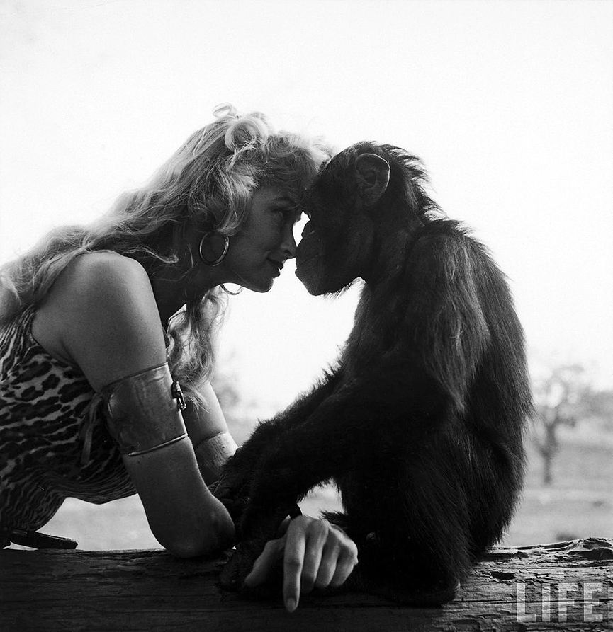 La actriz irlandesa McCalla con su chimpancé, caracterizada como Sheena Queen of the Jungle, en 1955. Loomis Dean