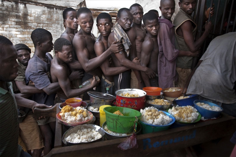 Colas a la hora de comer, Fernando Moleres