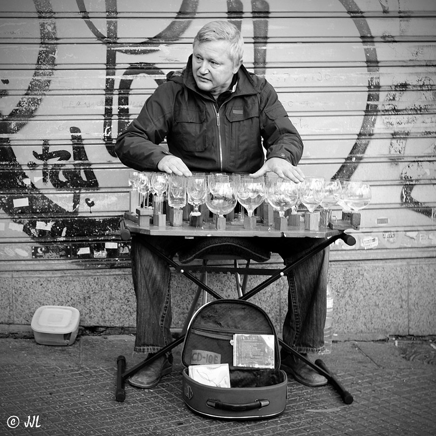 Música con copas de cristal. Juan José López