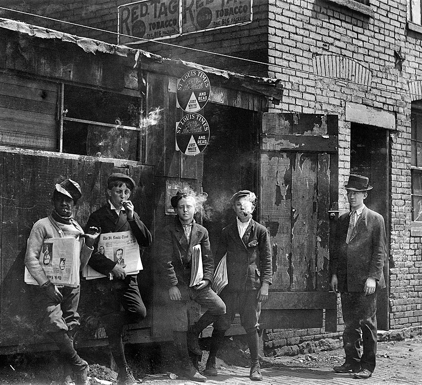 Niños vendedores de periódicos. Missouri, 1910. Shorpy