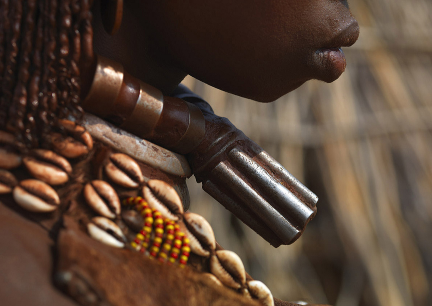 Mujer Hamer con el collar de primera esposa. Eric Lafforgue