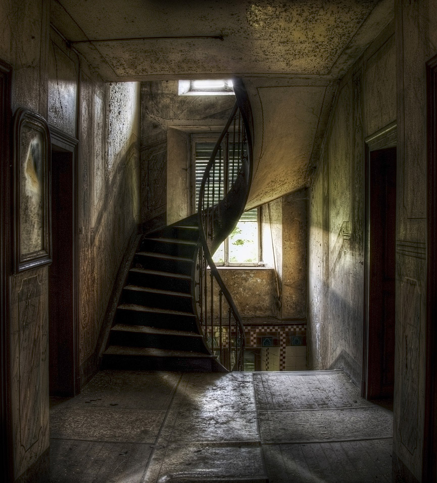 La primera planta con la escalera al fondo. Maison Heinen. Teolc Eniger