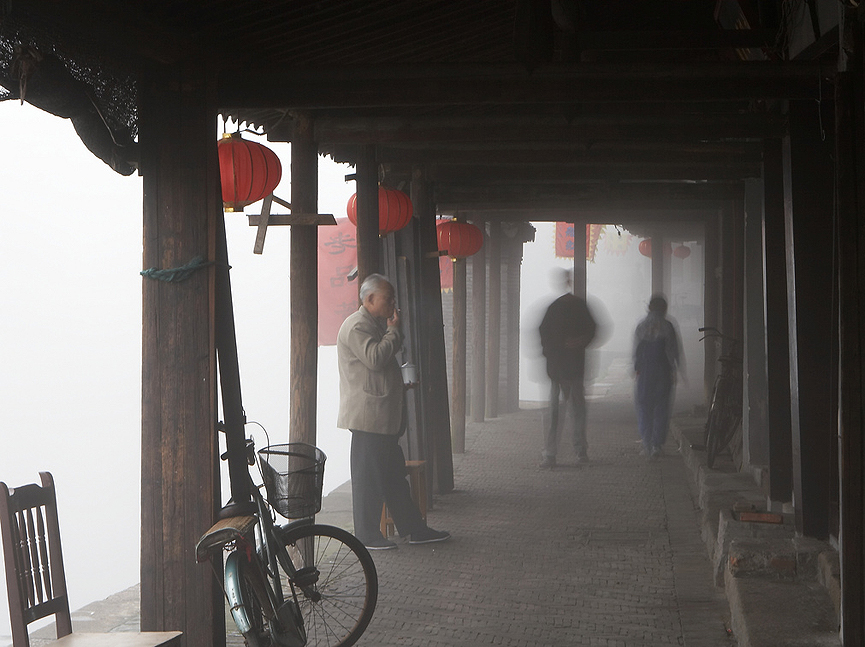 Calle cubierta en Xitang. Lingyun Wu