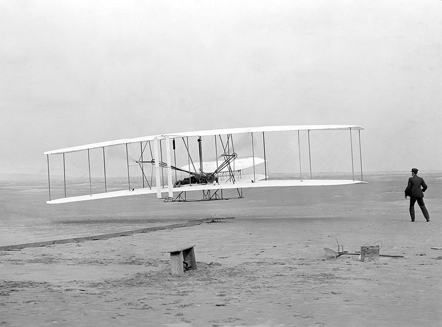 OPrimer vuelo con el Flyer I de los hermanos Wright en Kitty Hawk, Carolina del Norte. 1903. Librería del Congreso