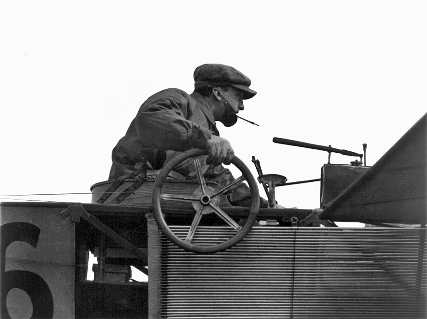 Hubert Latham con un cigarrillo a los mandos de un Antoniette VII v2, 1911. Librería del Congreso