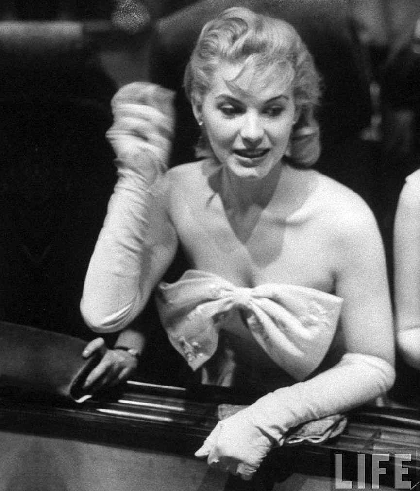 Una corista en el casino del Hotel Riviera en La Habana. Cuba, 1958. Francis Miller, Life