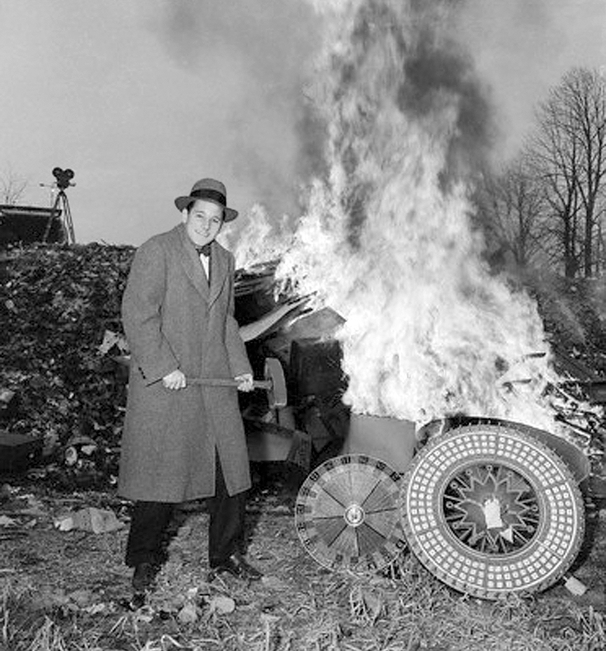 Destrucción de equipamientos para juegos de azar. Nueva York, 1954. Bettmann, Corbis