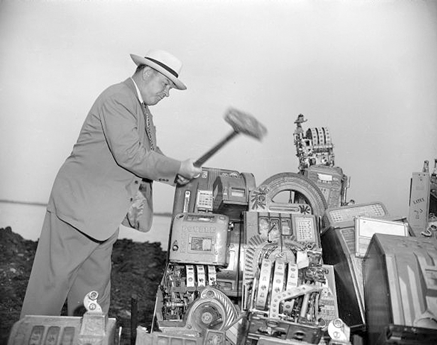 Inutilizando máquinas tragaperras ilegales. Madison en Wisconsin, 1948. John Newhouse