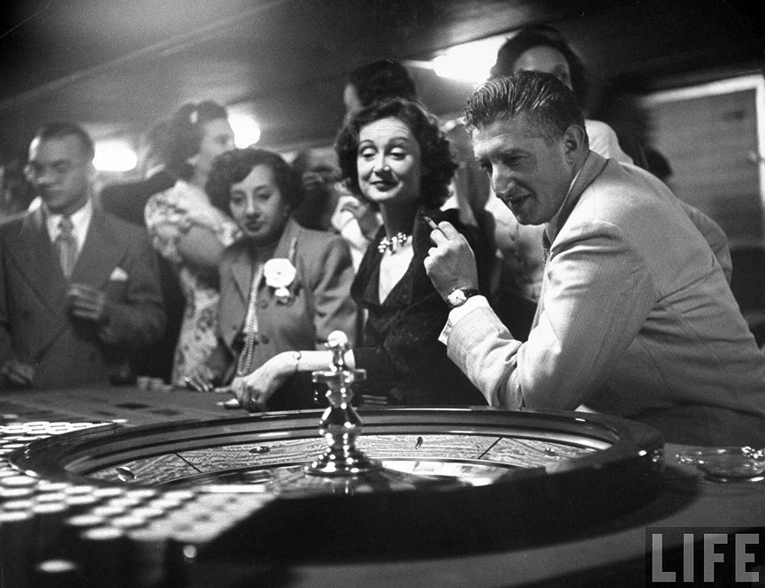 Una mesa de ruleta de un casino de Haití, en 1949. Gordon Parks, Life