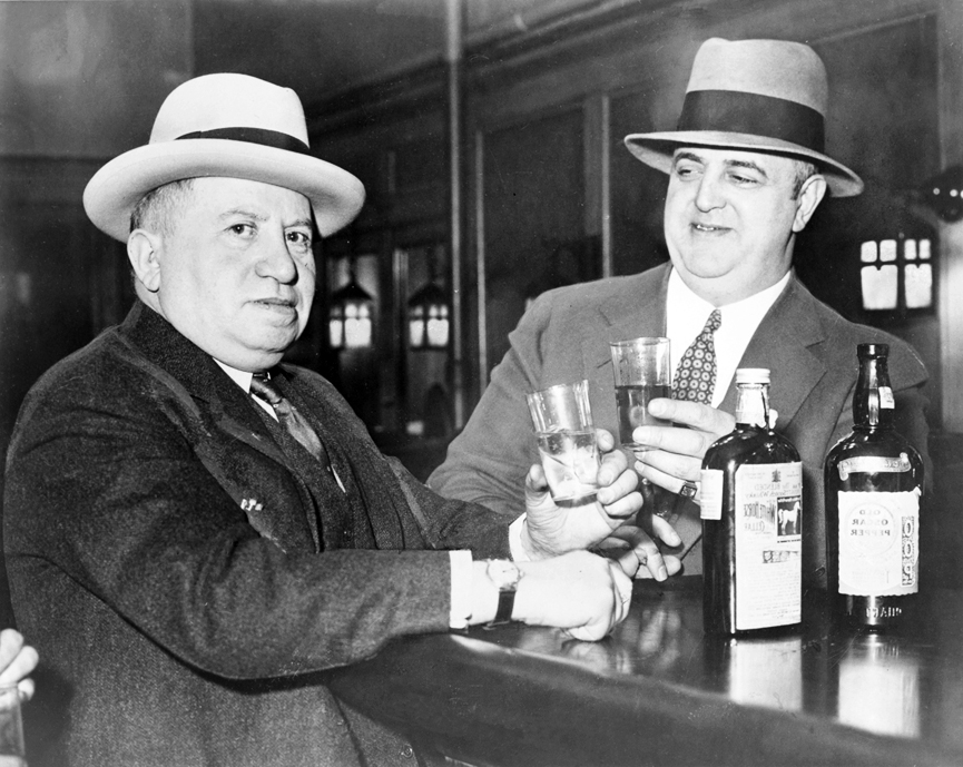 Izzy Einstein con Moe Smith en un bar de Nueva York, 1935. Biblioteca del Congreso