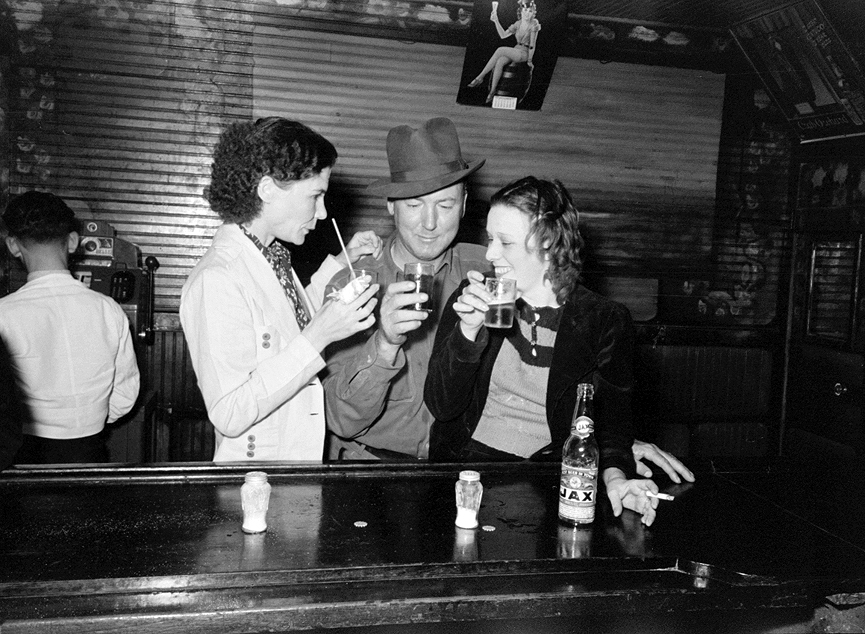 Bebiendo en un saloon en Raceland, Louisiana. 1938, Biblioteca del Congreso