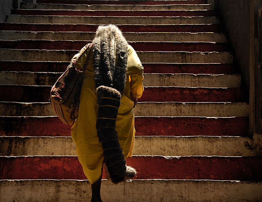Una mujer asciende los últimos tramos de la escalera de 272 escalones a las cuevas de Batu. Trey Ratcliff