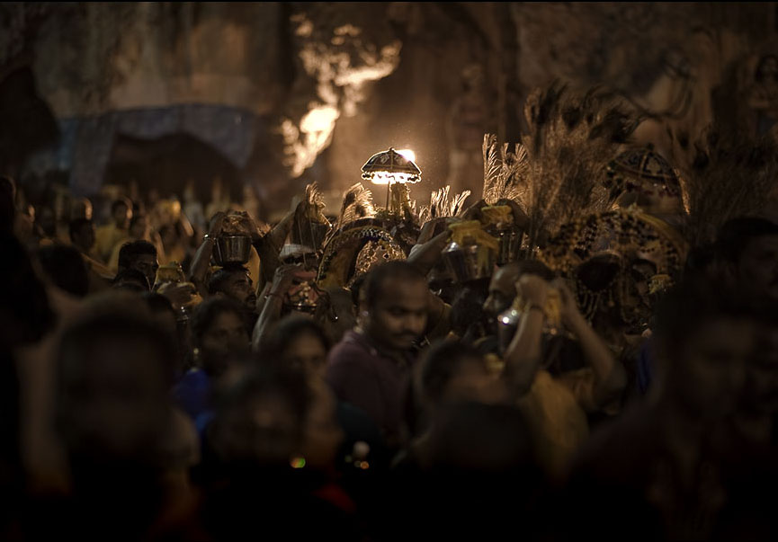 Peregrinos en el interior de las cuevas Batu durante las fiestas Thaipusam. Ming Thein