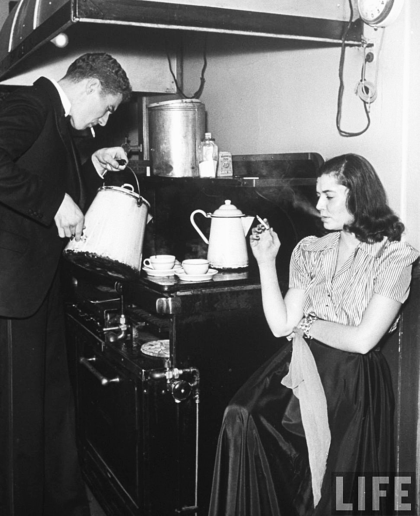 Rupert Neily sirviendo café a Janet Rogers. Brunswick, 1939. Life