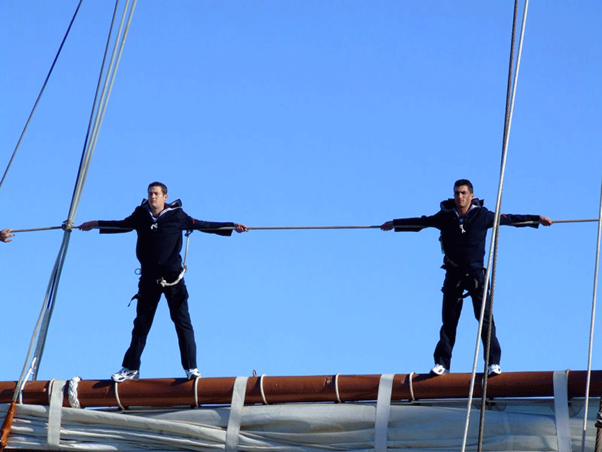Subidos al mastil del Juan Sebastian Elcano. Scott Hallford