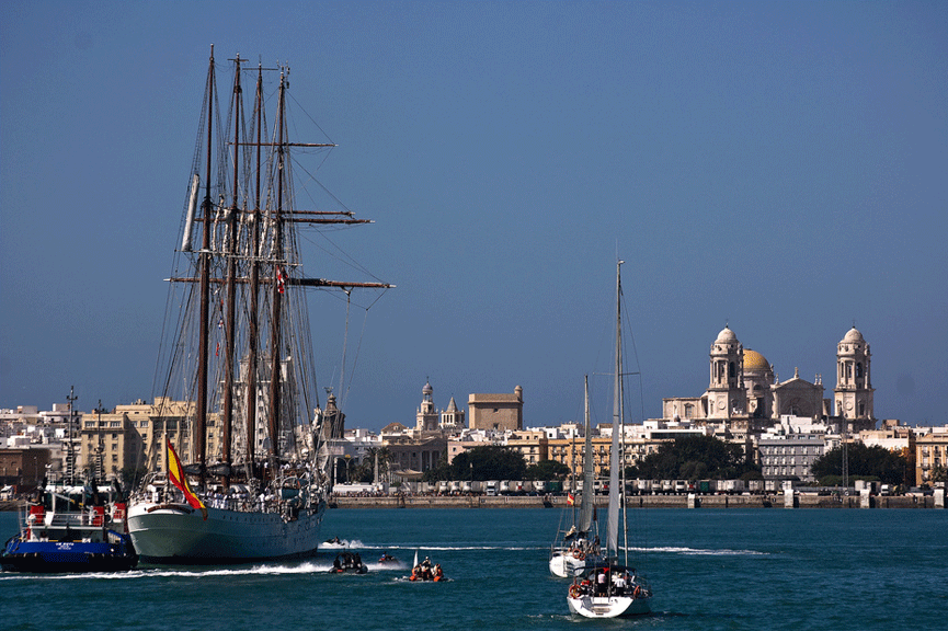 Arribando al puerto de Cádiz con la Catedral al fondo de testigo. Miguel Ars