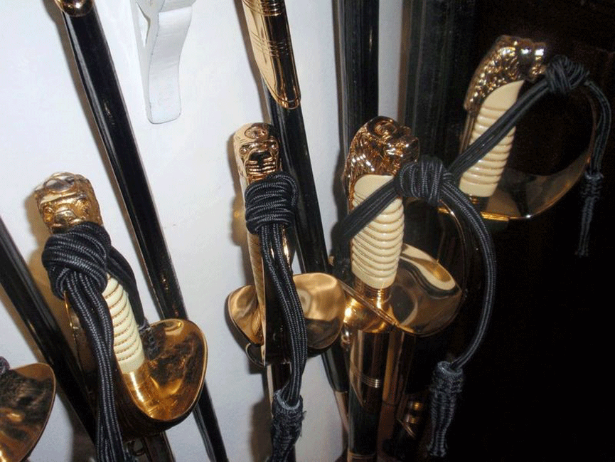 Detalles de la empuñadura de los sables de los guardiamarinas. Alcantara