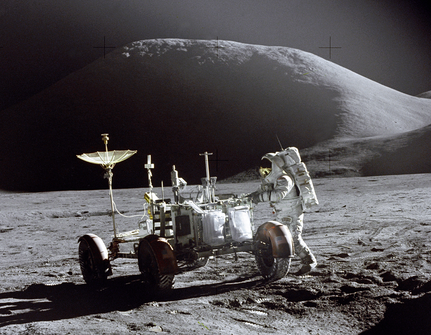 El astronauta James B. Irwin junto al Rover en la zona de Hadley-Apeninos de la Luna, 31 de julio de 1971. Nasa