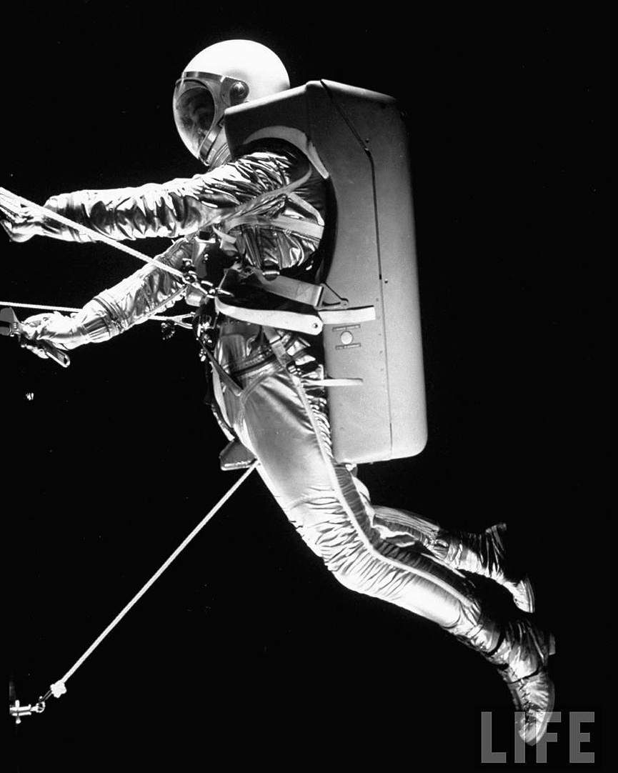 Demostración de maniobras extravehiculares en el Centro de Entrenamiento de la Nasa. Abril de 1963. Ralph Morse, Life