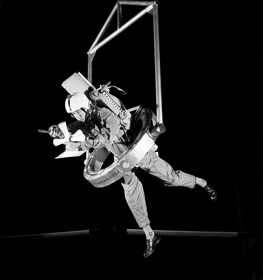 Realizando pruebas en un sistema Omega (One-Man Arrangement extravehicular cardán), en 1967. Nasa