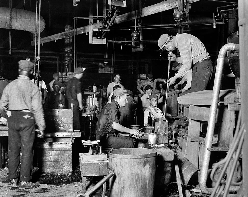 Soplado de botellas en Cumberland Glass Works de Bridgeton, New Jersey. Turno de noche, noviembre de 1909. Hine Lewis Wickes, Librería del Congreso