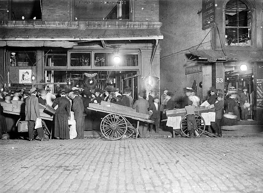 Mercado de Boston a altas horas de la noche, en octubre de 1909. Hine Lewis Wickes, Librería del Congreso