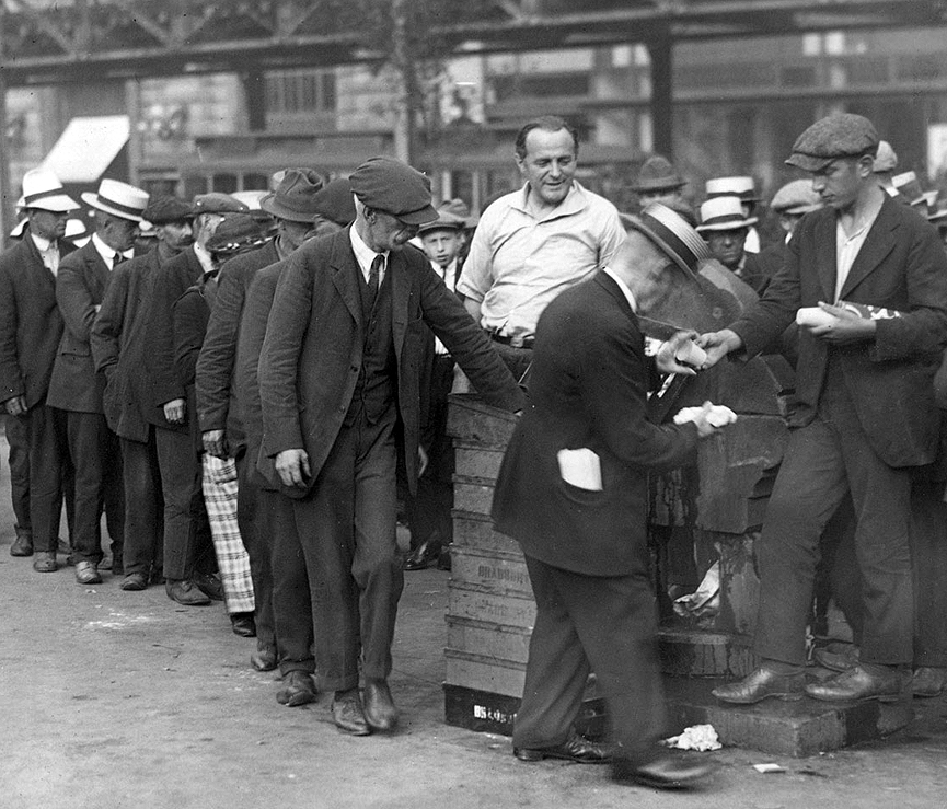 Grupo de personas esperando en la cola para recibir sopa y pan. Vintage vivant