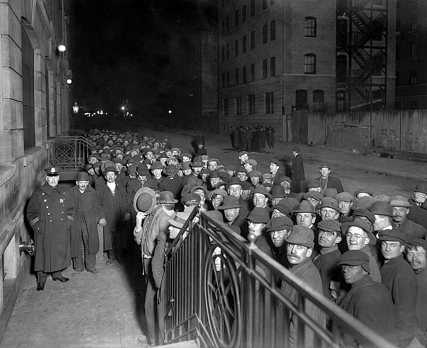 Esperando a que abran las puertas del Alojamiento Municipal, en Nueva York. Libreria del Congreso