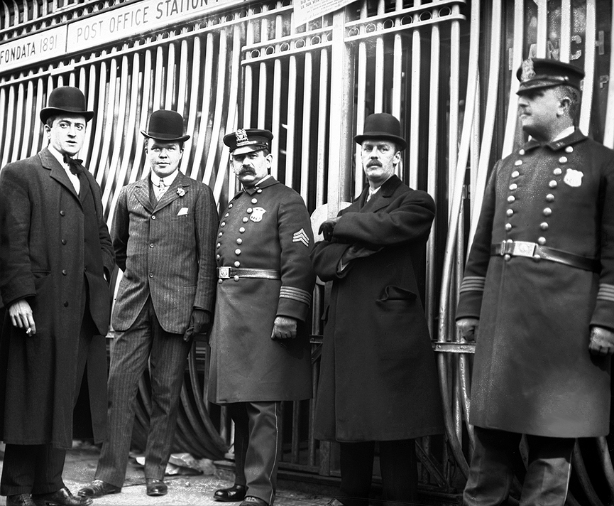 Policías custodiando un banco en quiebra, de Nueva York. Libreria del Congreso