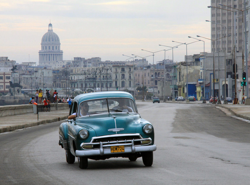 El Malecón con la torre del Capitolio al fondo. Polytropos