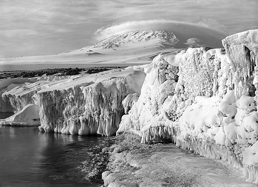 El monte Erebus coronado con una nube circular, desde West Beach en la isla de Ross, el 7 de marzo de 1911. Herbert Ponting