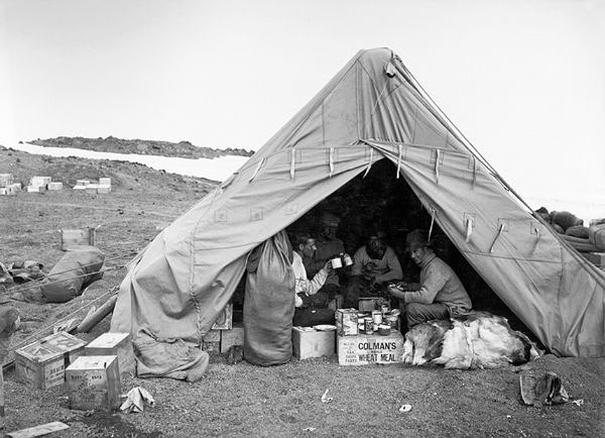 Un rápido almuerzo poco después de llegar a Cabo Evans, 7 de enero de 1911. Herbert Ponting