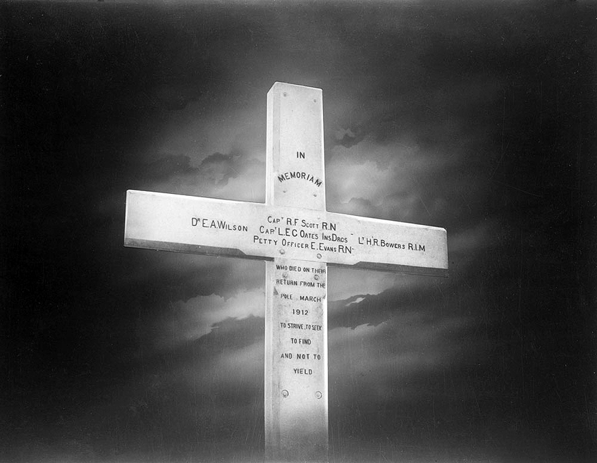 Cruz de madera erigida para conmemorar la valentía de los expedicionarios muertos en la expedición. Herbert Ponting