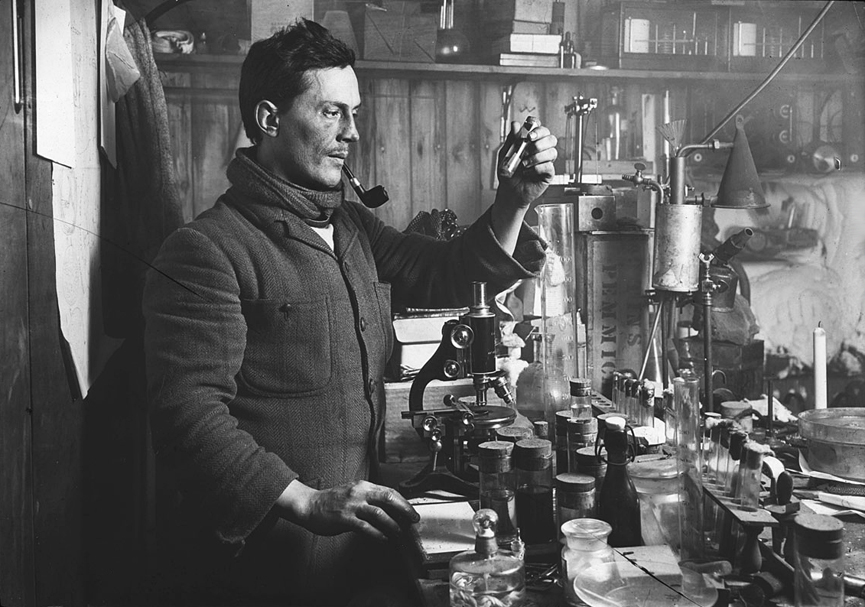 Edward Atkinson en su laboratorio. Expedición Terra Nova. Herbert Ponting