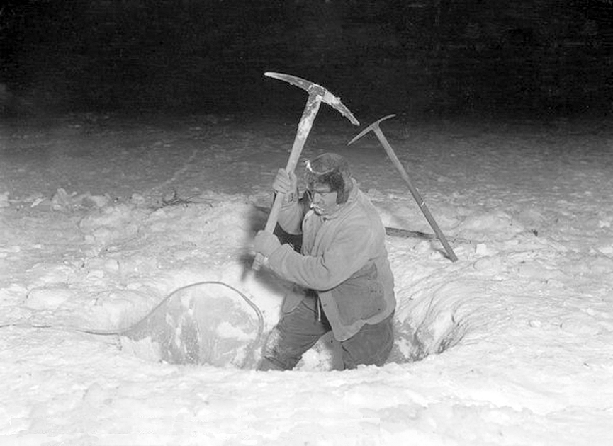 Ponting excavando un agujero en el hielo para pescar, 26 de enero 1911. Ponting Collection