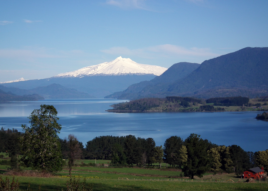 Vista del lago Panguipulli con el volcán al fondo. Patricio Escare Burgos