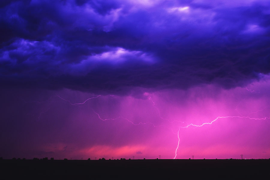 Puesta de sol durante una tormenta eléctrica en Oklahoma. Jim Reed