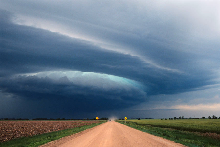 Una camioneta intenta escapar de un mesociclón girando sobre el centro de Kansas. Jim Reed