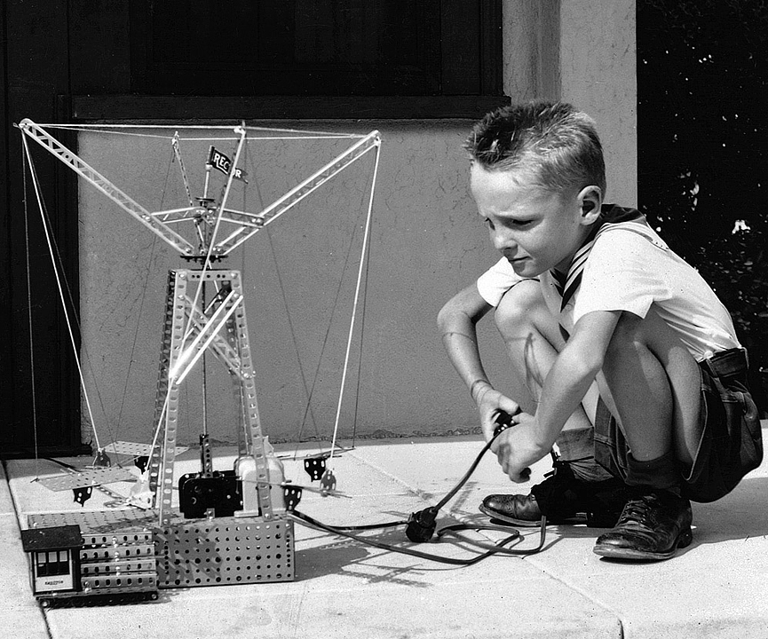 Niño jugando con un Meccano motorizado, 1939. Shorpy