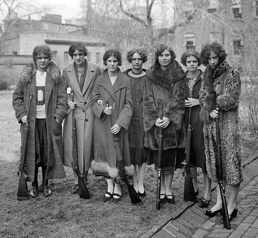 Equipo femenino de rifle del Instituto Drexel. Washington, 1925. Shorpy