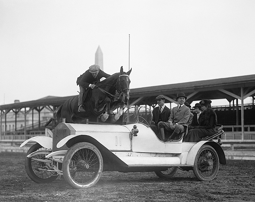 Ralph Coffin salta con su caballo, Rabbit, en el National Capitol de 1916. Biblioteca del Congreso