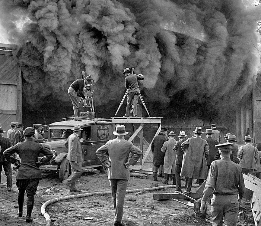 Periodistas del Metrotone News, en un incendio, 1923. Biblioteca del Congreso