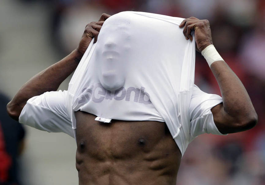 Ishmael Yartey del FC Servette suizo se lamenta tras haber errado una oportunidad. Denis Balibouse, Reuters