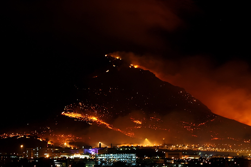Incendio en el Pico del Diablo de Maitland, Ciudad del Cabo en Sudáfrica. Warren Rohner