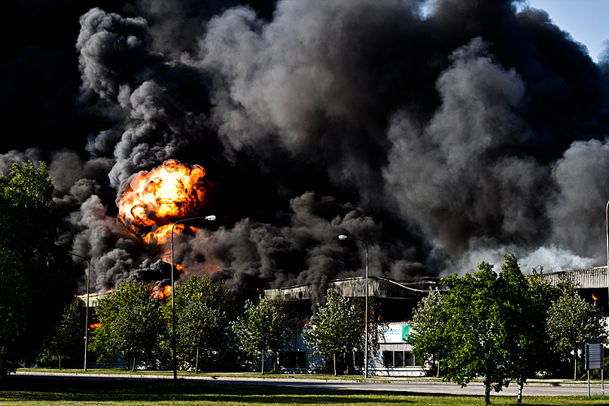 Un incendio en un edificio industrial de Estocolmo, Suecia. Robin Dahling