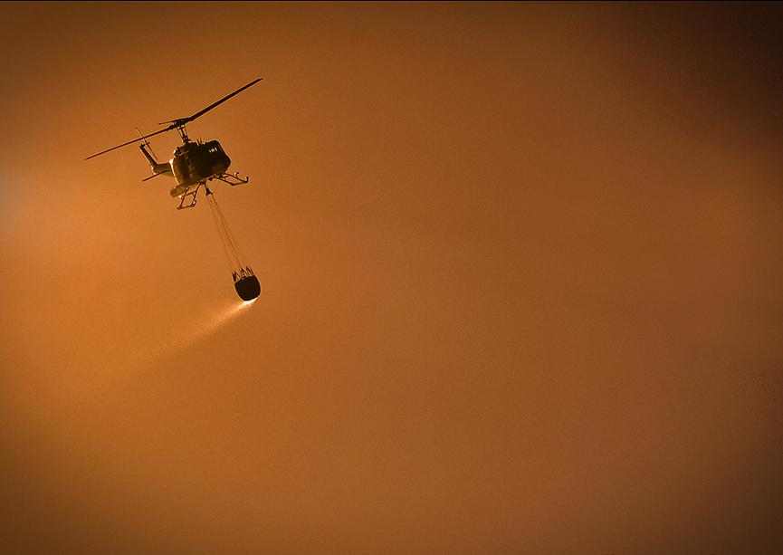 Helicóptero atacando el fuego en Araucania, Chile. Diego Spatafore